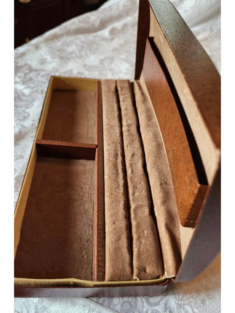 Vintage 1970s Shields Mens Brown Gold Crown Pattern Jewelry Box Clamshell Velour - Picture 5 of 9